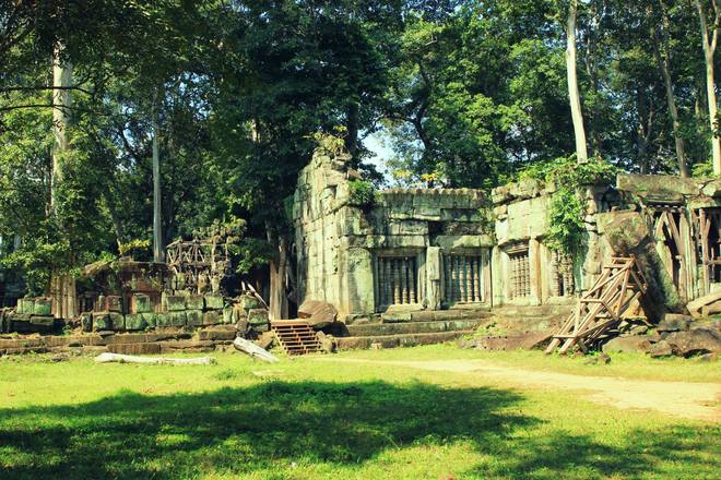 Như bao di tích khác của Campuchia, Koh Ker ẩn mình giữa rừng sâu hàng ngàn năm qua. Nét huy hoàng trên từng chi tiết, đường nét kiến trúc vẫn còn đó dù khắp nơi trong khu vực đã bị đổ nát do thời gian và chiến tranh.